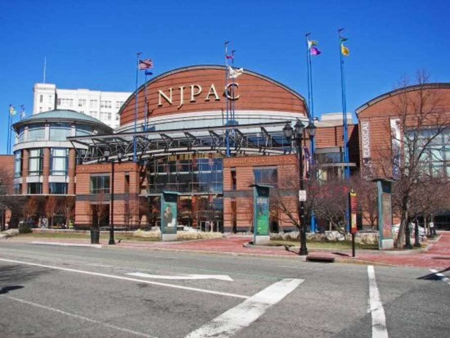 Beautiful 2Br Apt/Ewr Airport/King /Free Parking Newark Eksteriør billede